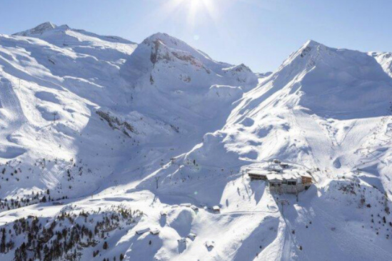 a snow covered mountain scene, Hintertux