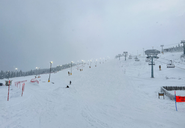 A white-out on the mountain with an empty ski slope