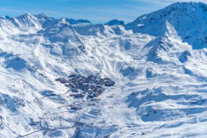 Val Thorens cradled in the high mountains